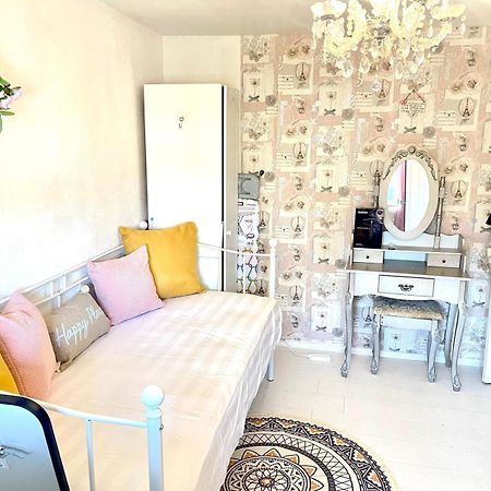 Happy Place With Kitchenette- Female Only London Exterior photo