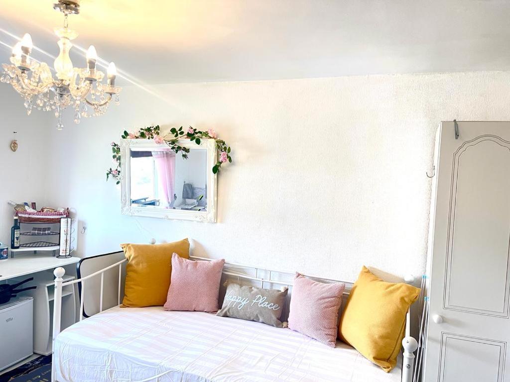 Happy Place With Kitchenette- Female Only London Exterior photo
