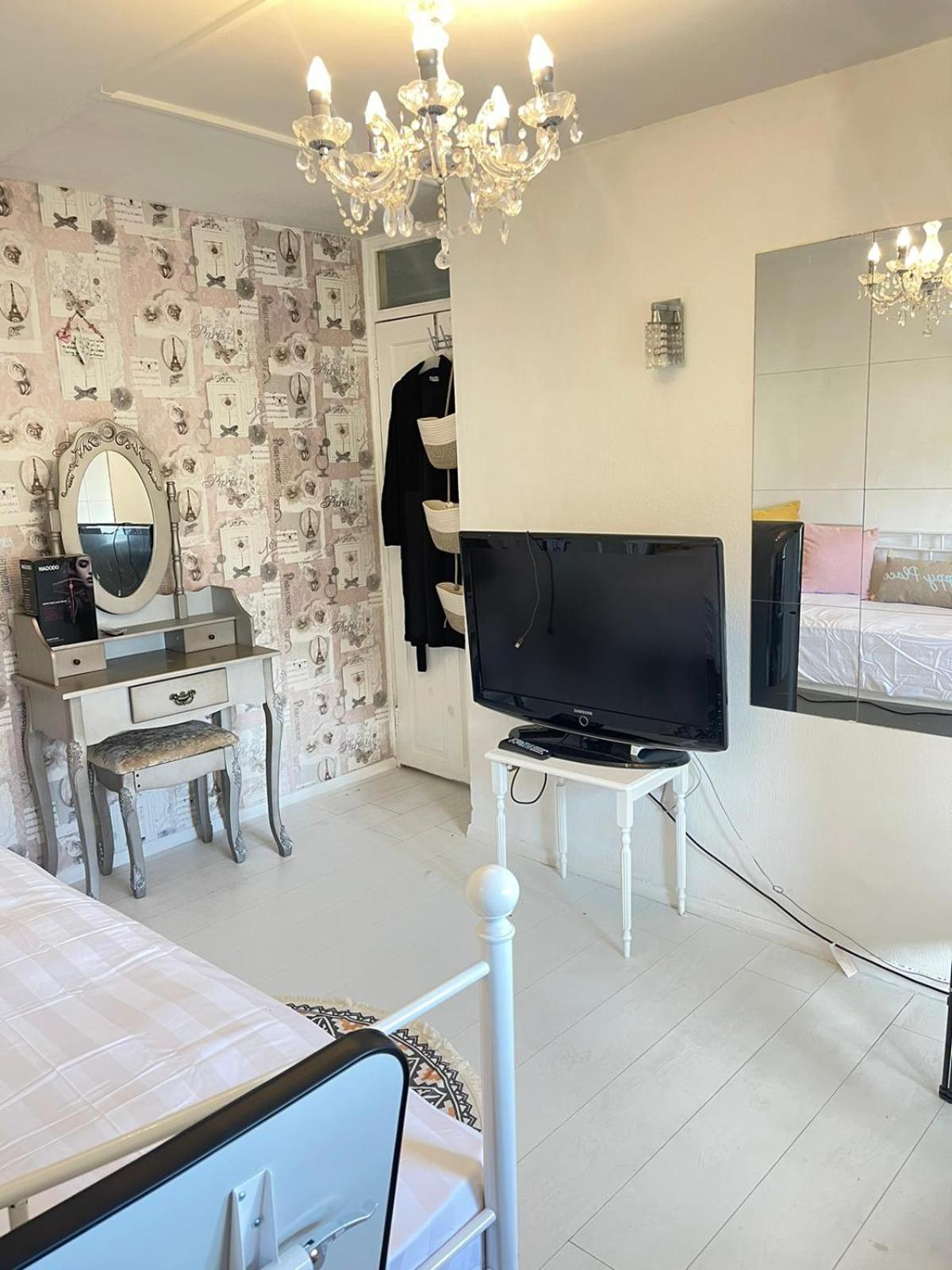 Happy Place With Kitchenette- Female Only London Exterior photo
