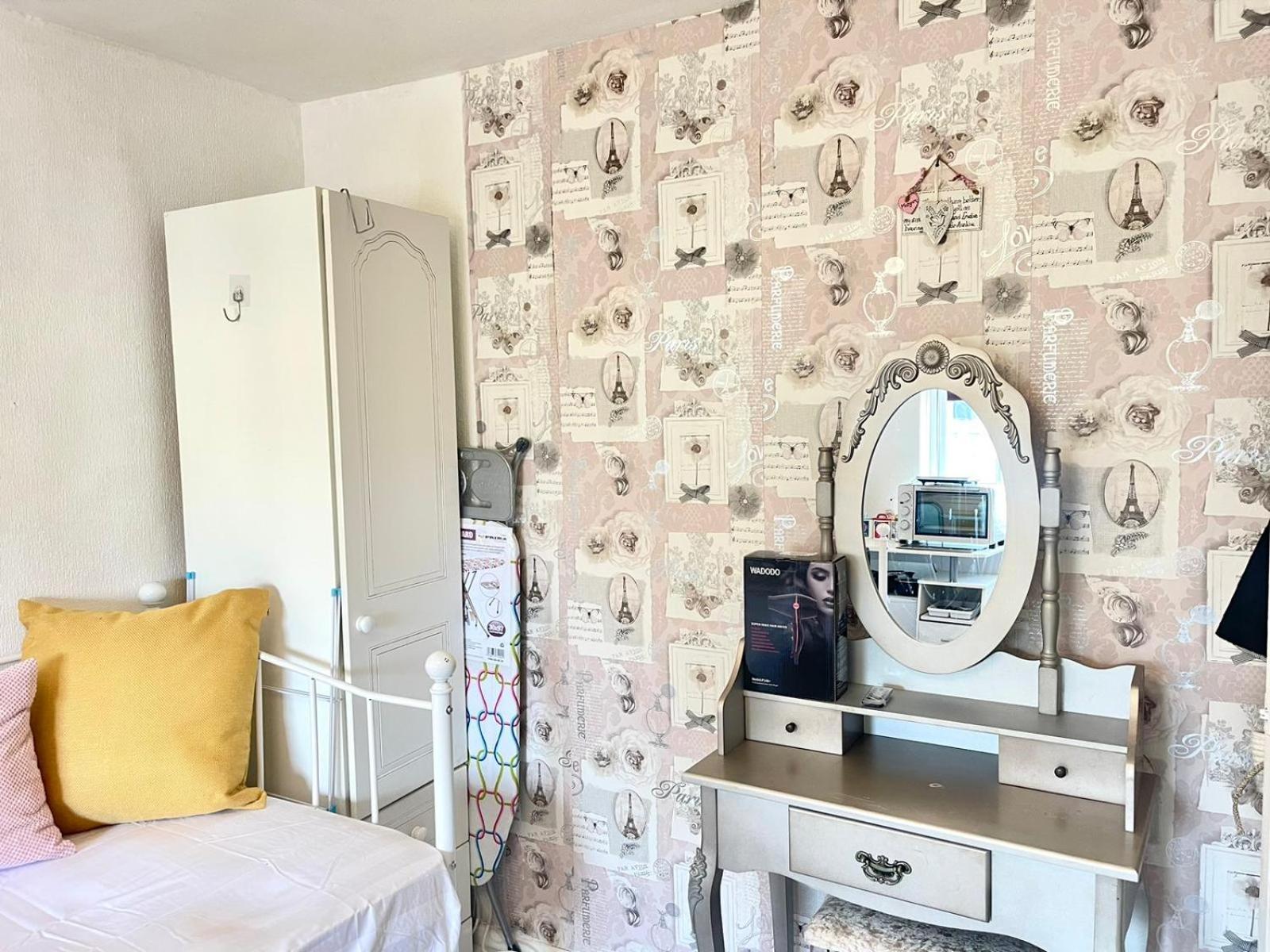 Happy Place With Kitchenette- Female Only London Exterior photo